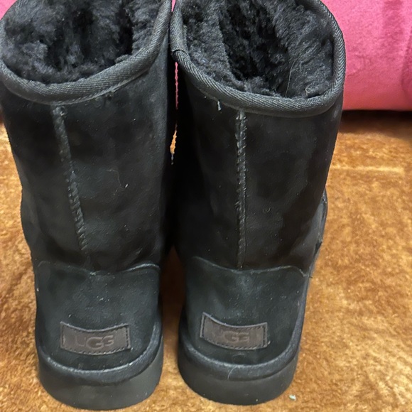 Condition: Excellent to Very Good Used| Size: 8 | UGG Classic Short II Booties - Picture 5 of 12